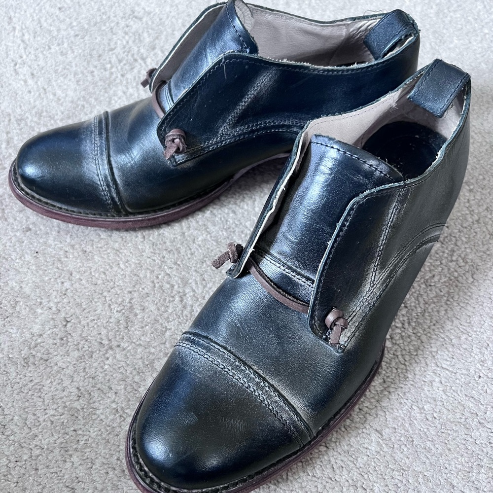 Women’s Black Leather Freebird Oxfords, super comfy slip ons